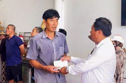 Kịp thời hỗ trợ gia đình nạn nhân tử vong do tai nạn giao thông tại xã Sông Đốc