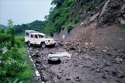 Ấn Độ: Sạt lở đất vùi lấp xe chở khách, nhiều người thiệt mạng