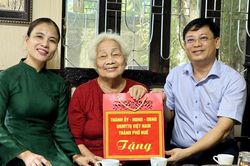 Lãnh đạo thành phố thăm gia đình chính sách phường Phong Thái và Thuận Hóa