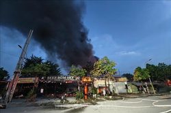 Hà Nội: Cháy lớn tại quán bia, khói đen bốc cao hàng trăm mét