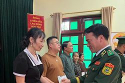 Bộ Tư lệnh Bộ đội Biên phòng trao 70 suất quà tặng hộ nghèo, người có công