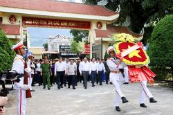 Đoàn đại biểu tỉnh Lai Châu viếng Nghĩa trang Liệt sĩ tỉnh, dâng hoa Tượng đài Bác Hồ với đồng bào các dân tộc