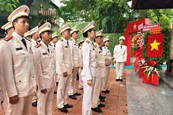 Tuổi trẻ C&ocirc;ng an TP Hồ Ch&iacute; Minh tri &acirc;n c&aacute;c Anh h&ugrave;ng liệt sĩ