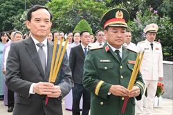 Lãnh đạo TPHCM dâng hương tưởng niệm các Anh hùng liệt sĩ
