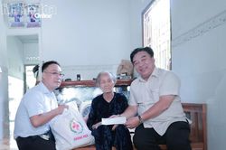 Hội Chữ thập đỏ, Hội Nhà báo tỉnh Khánh Hòa thăm, tặng quà gia đình chính sách tại 2 xã Diên Điền và Cà Ná