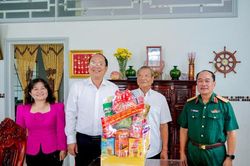 B&iacute; thư Tỉnh ủy thăm người c&oacute; c&ocirc;ng v&agrave; kiểm tra chương tr&igrave;nh hỗ trợ nh&agrave; ở tại Nguyễn Ph&iacute;ch