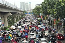 Hà Nội: Mưa lớn gây ngập úng một số khu vực, nhiều tuyến đường ùn tắc