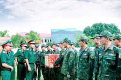 Trung tướng L&ecirc; Xu&acirc;n Thu&acirc;n kiểm tra đội tuyển Qu&acirc;n đo&agrave;n 12 tham gia Hội thao Ph&ograve;ng thủ d&acirc;n sự to&agrave;n qu&acirc;n