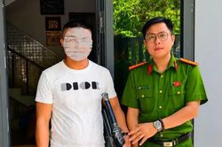 Người dân giao nộp hung khí nguy hiểm