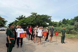 Tiếp nhận 21 người Việt Nam do Campuchia trục xuất về nước