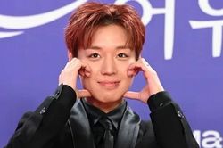 Park Ji Hoon xuất hiện 'rạng rỡ' trên thảm đỏ lễ trao giải 'Rồng Xanh' lần thứ 5