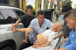 Cảnh sát giao thông Hà Nội dùng xe chuyên dụng mở đường đưa cụ ông bị tai biến đi cấp cứu