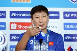 HLV Kim Sang Sik n&oacute;i điều h&agrave;i hước về chiếc &aacute;o trắng