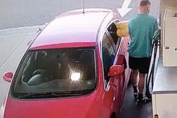 Tài xế xe sang Ferrari, Mercedes đổ xăng xong... bỏ chạy