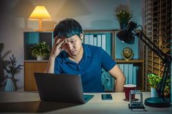 Công ty ép làm thêm giờ sẽ bị phạt, nhưng nhân viên nào dám tố?