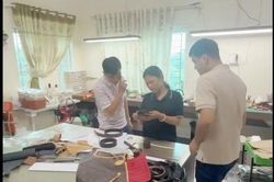 Cảnh gi&aacute;c với lời quảng c&aacute;o h&agrave;ng 'Like Auth'