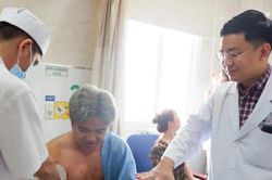 Chơi vật tay với bạn, nam thiếu niên nhập viện vì gãy xương và tổn thương thần kinh quay