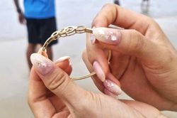 Nữ du kh&aacute;ch bật kh&oacute;c khi t&igrave;m được lắc v&agrave;ng rơi xuống biển ở Đ&agrave; Nẵng