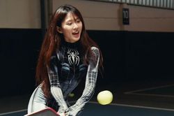 Nàng Kim 'vén váy' hóa thân thành Người nhện quyến rũ, gây sốt làng pickleball