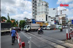 Xử phạt hai tài xế vượt đường ngang khi tín hiệu cảnh báo đường sắt đang hoạt động