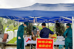 Dầm mưa t&igrave;m lại t&ecirc;n cho liệt sĩ