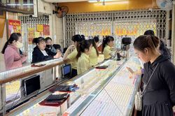 Sáng 7/8, vàng SJC lùi về 142,2 triệu đồng, chênh lệch mua - bán vẫn cao