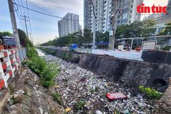 Bảo vệ kênh rạch trong mùa mưa từ kiểm soát rác thải