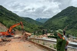 Khẩn trương xử lý sạt lở do mưa lớn trên tỉnh lộ 543D qua xã biên giới Mường Típ