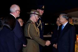 Tổng B&iacute; thư, Chủ tịch nước T&ocirc; L&acirc;m tới Sydney, bắt đầu thăm cấp nh&agrave; nước Australia