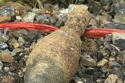 Bất ngờ phát hiện đầu đạn cối tồn sót sau chiến tranh khi đào mương nước