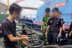 Hải quan bắt giữ lô dầu FO và sơn không rõ nguồn gốc trên vùng biển Hải Phòng