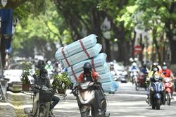 Xe máy chở hàng cồng kềnh có thể bị phạt tới 14 triệu đồng