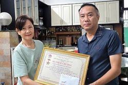 HLV Phan Thanh Hùng nhận Kỷ niệm chương Vì sự nghiệp bóng đá Việt Nam