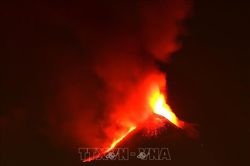 Núi lửa phun trào dữ dội tại Italy, giao thông hỗn loạn