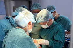 Bác sĩ Việt Nam phẫu thuật thành công khối u 'khổng lồ' của nữ Việt Kiều Mỹ