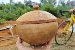 Phát hiện nhiều hiện vật khi khai quật mộ gạch cổ tại Nghệ An