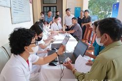 Khám sàng lọc bệnh lao, bệnh phổi tắc nghẽn mãn tính cho trên 100 người dân xã Văn Lang