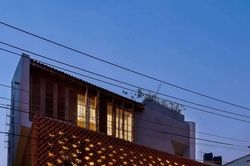 Ngôi nhà bốn tầng gây ấn tượng với gạch thô