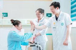 Từng nghĩ sẽ tàn phế suốt đời, người phụ nữ Lào đi lại sau ca mổ ở Việt Nam
