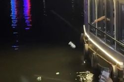 Yêu cầu xử lý thuyền rồng ném lon bia, vứt rác xuống sông Hương