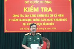 Trung tướng Nguyễn Bá Lực kiểm tra sẵn sàng chiến đấu tại Kho 182 (Cục Xăng dầu)