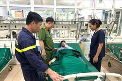 Điều trị t&iacute;ch cực cho ba chiến sĩ bị ngạt kh&iacute; khi chữa ch&aacute;y rừng
