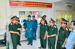 Thượng tướng Ph&ugrave;ng Sĩ Tấn, Ph&oacute; Tổng Tham mưu trưởng Qu&acirc;n đội nh&acirc;n d&acirc;n Việt Nam, l&agrave;m việc tại C&agrave; Mau