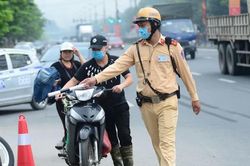 Không chỉ phạt tiền, 7 hành vi này có thể khiến người đi xe máy bị tịch thu phương tiện