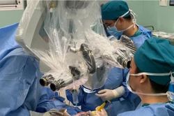 5 giờ nghẹt thở cứu bé trai sơ sinh mang khối u não xuất huyết