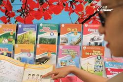 Th&ocirc;ng b&aacute;o muộn, nhiều phụ huynh đ&atilde; mua s&aacute;ch gi&aacute;o khoa thay v&igrave; mượn miễn ph&iacute;