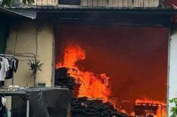 Dập tắt đám cháy xưởng gỗ trong khu công nghiệp