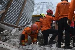 Cụ bà 84 tuổi sống sót kỳ diệu sau 3 ngày bị vùi lấp trong động đất ở Indonesia