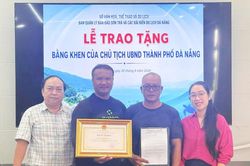 Khen thưởng nhóm Danang FreeDiving vì những đóng góp bảo vệ môi trường biển