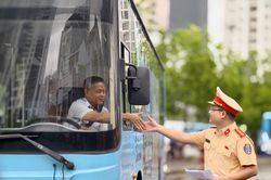 H&agrave; Nội: N&acirc;ng cao chất lượng giao th&ocirc;ng c&ocirc;ng cộng từ &yacute; thức, tr&aacute;ch nhiệm của người l&aacute;i xe
